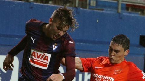 Ricca e Iv&aacute;n Alejo luchan por la posesi&oacute;n del esf&eacute;rico durante el Eibar - M&aacute;laga