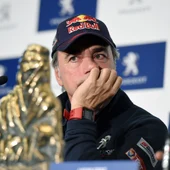 Carlos Sainz, con el trofeo de campeón del Dakar 2018 Carlos Sainz, con el trofeo de campeón del Dakar 2018