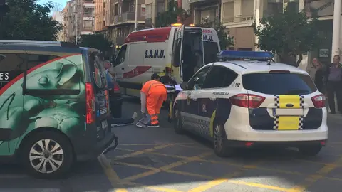 El motorista accidentado, de 40 años, ha sido atendido por la Policía Local y una unidad del SAMU. SUCESOS