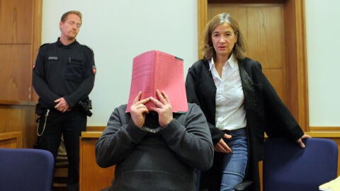Niels H. se tapa la cara durante una sesi&oacute;n del juicio