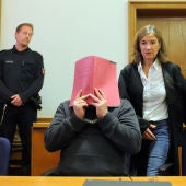Niels H. se tapa la cara durante una sesión del juicio