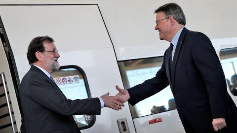 Mariano Rajoy saluda al president de la Generalitat, Ximo Puig, tras bajar del tren en la estaci&oacute;n Joaqu&iacute;n Sorolla de Val&egrave;ncia