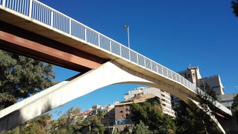 Pasarela del Mercado de Elche desde la ladera del r&iacute;o