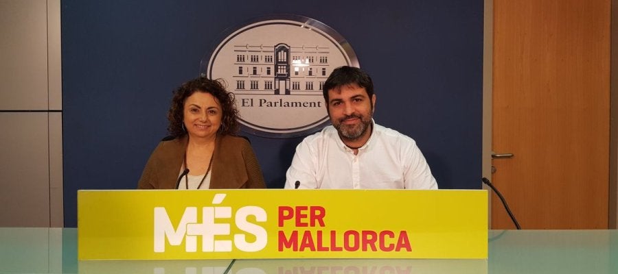 Los diputados de MÉS per Mallorca, Joana Aina Campomar y Josep Ferrà, durante la rueda de prensa de este lunes. Los diputados de MÉS per Mallorca, Joana Aina Campomar y Josep Ferrà, durante la rueda de prensa de este lunes.