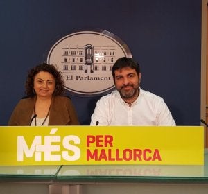 Los diputados de MÉS per Mallorca, Joana Aina Campomar y Josep Ferrà, durante la rueda de prensa de este lunes. Los diputados de MÉS per Mallorca, Joana Aina Campomar y Josep Ferrà, durante la rueda de prensa de este lunes.