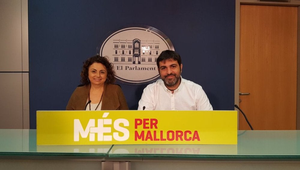 Los diputados de MÉS per Mallorca, Joana Aina Campomar y Josep Ferrà, durante la rueda de prensa de este lunes. 