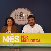 Los diputados de MÉS per Mallorca, Joana Aina Campomar y Josep Ferrà, durante la rueda de prensa de este lunes. 