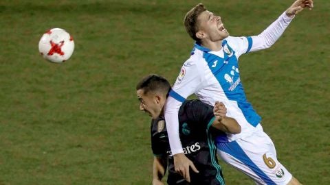 Lucas V&aacute;zquez disputa un bal&oacute;n ante Gerard Gumbau