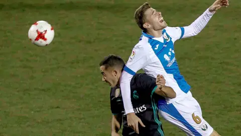 Lucas Vázquez disputa un balón ante Gerard Gumbau Lucas Vázquez disputa un balón ante Gerard Gumbau