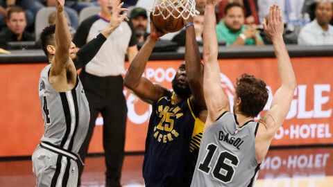 Pau Gasol trata de frenar a Al Jefferson