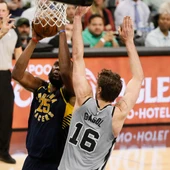 Pau Gasol trata de frenar a Al Jefferson Pau Gasol trata de frenar a Al Jefferson