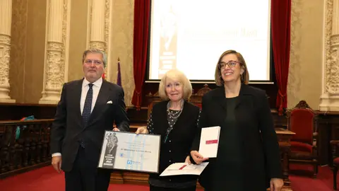 Mercedes Carrión ha recibido el I Premio Internacional de Poesía "Jorge Manríque" que convoca la Diputación junto con el Ayuntamiento de Paredes de Nava Mercedes Carrión