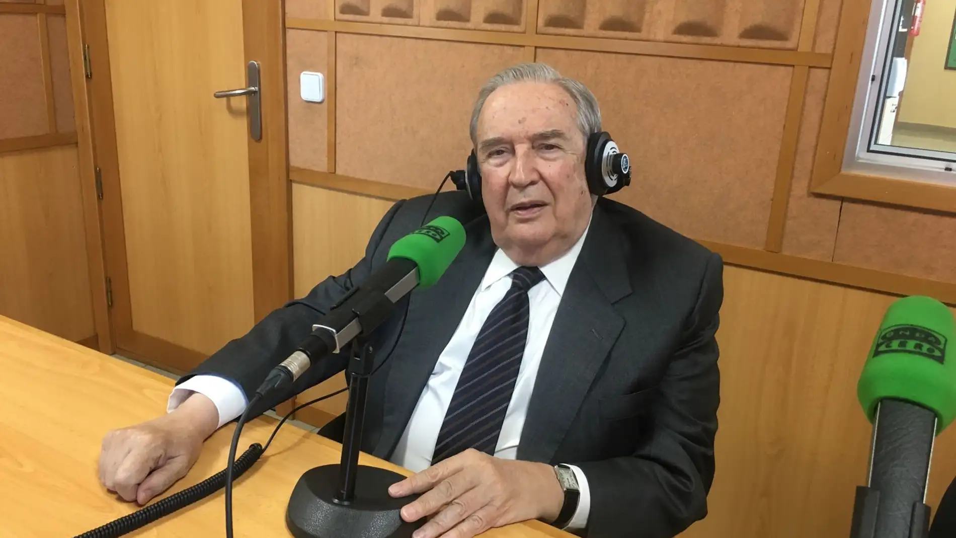 Jerónimo Saavedra en una entrevista en los estudios de Onda Cero Las Palmas 