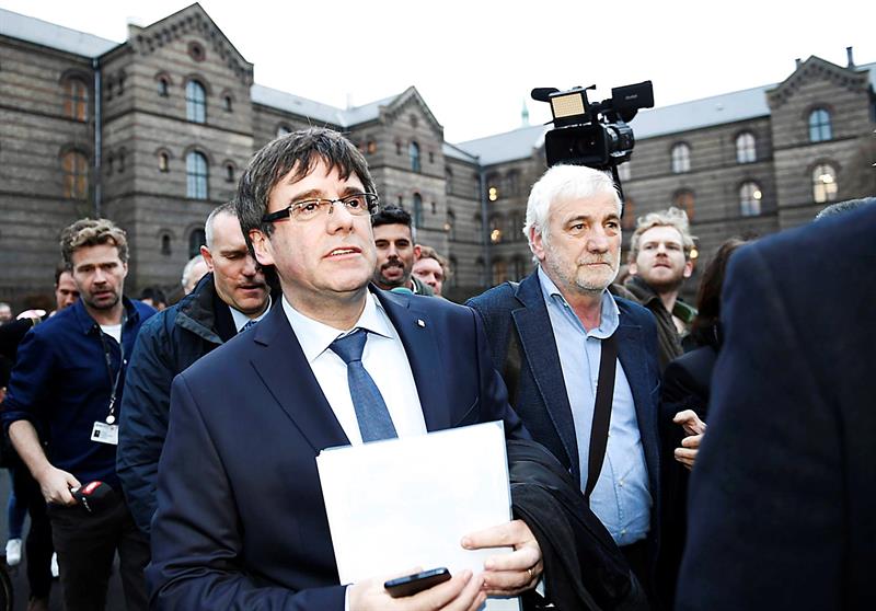 Condenado a más de un año por amenazar con "fusilar" a Puigdemont en Facebook Condenado a más de un año por amenazar con "fusilar" a Puigdemont en Facebook