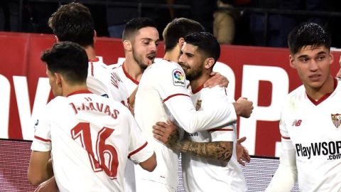 Los jugadores del Sevilla celebran el gol de Banega