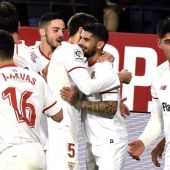 Los jugadores del Sevilla celebran el gol de Banega