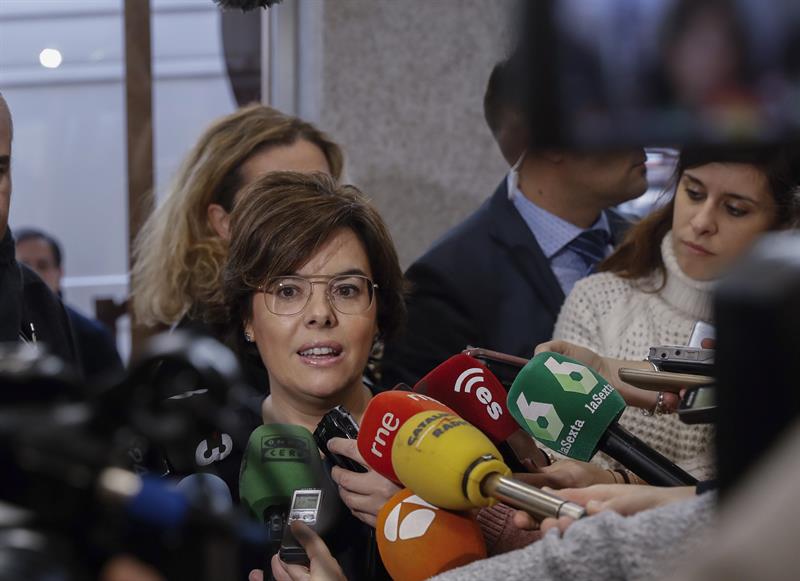 Sáenz de Santamaría pide a Puigdemont que "deje de dar espectáculos" Sáenz de Santamaría pide a Puigdemont que "deje de dar espectáculos"
