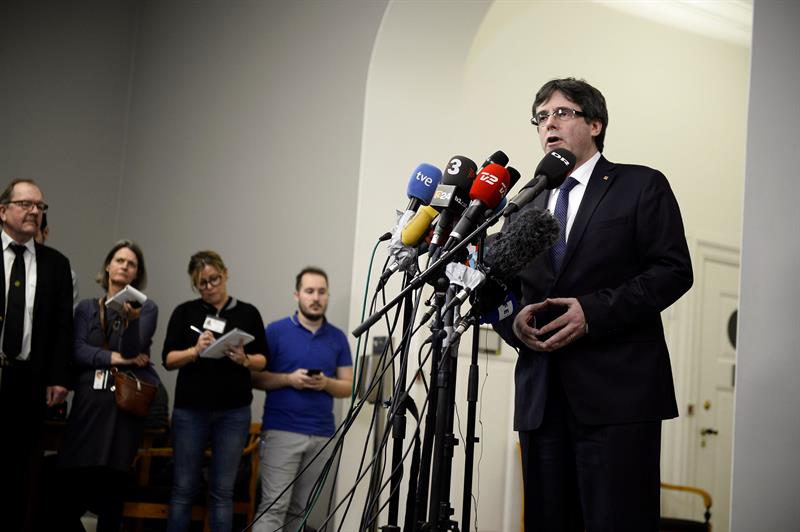 Jacobo de Regoyos: "No era la intención de Puigdemont que la euroorden le pillase en Finlandia o Alemania" Jacobo de Regoyos: "No era la intención de Puigdemont que la euroorden le pillase en Finlandia o Alemania"