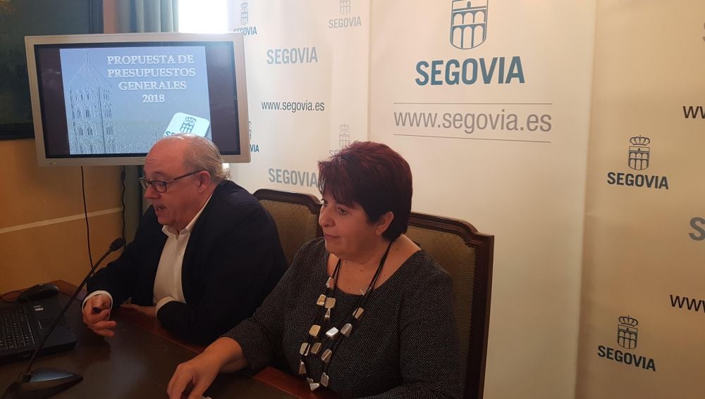 La alcaldesa Clara Luquero y el concejal de Hacienda, Alfonso Reguera, presentan los Presupuestos 2018 del Ayuntamiento de Segovia