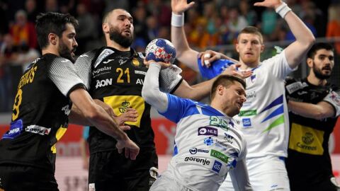 El esloveno Marko Bezjak lanza a puerta ante la defensa del lateral espa&ntilde;ol Ra&uacute;l Entrerr&iacute;os