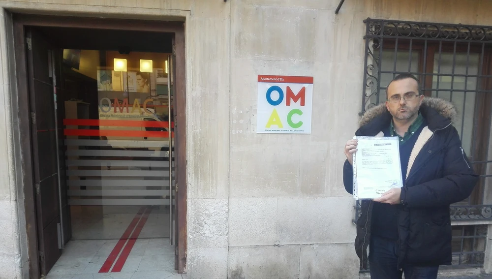 Alejandro García, alcalde pedáneo de Arenales del Sol, después de presentar las firmas pidiendo un centro social Alejandro García, alcalde pedáneo de Arenales del Sol, después de presentar las firmas pidiendo un centro social