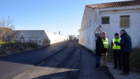 El contracte d&acute;asfaltatge de camins rurals est&agrave; en proc&eacute;s de licitaci&oacute; i la previci&oacute; es que estiga adjudicat abans del 28 de febrer. 