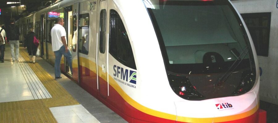 Tren de Serveis Ferroviaris de Mallorca en la Estación Intermodal de Palma Tren de Serveis Ferroviaris de Mallorca en la Estación Intermodal de Palma