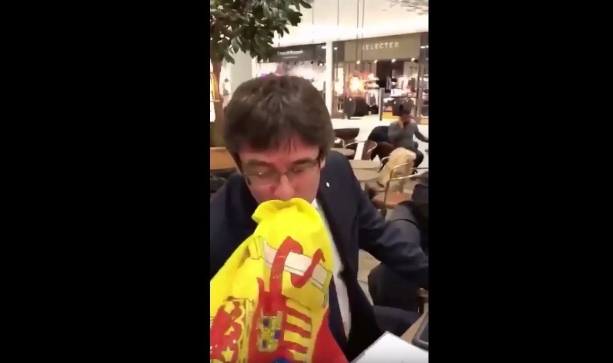 Un joven español insta a Puigdemont a besar la bandera de España en Copenhague Un joven español insta a Puigdemont a besar la bandera de España en Copenhague