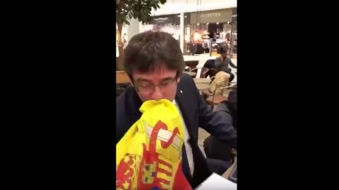 Puigdemont besa una bandera de Espa&ntilde;a