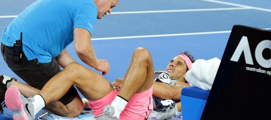 Nadal, siendo atendido por las asistencias Nadal, siendo atendido por las asistencias
