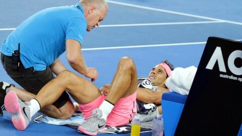 Nadal, siendo atendido por las asistencias