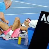 Nadal, siendo atendido por las asistencias Nadal, siendo atendido por las asistencias
