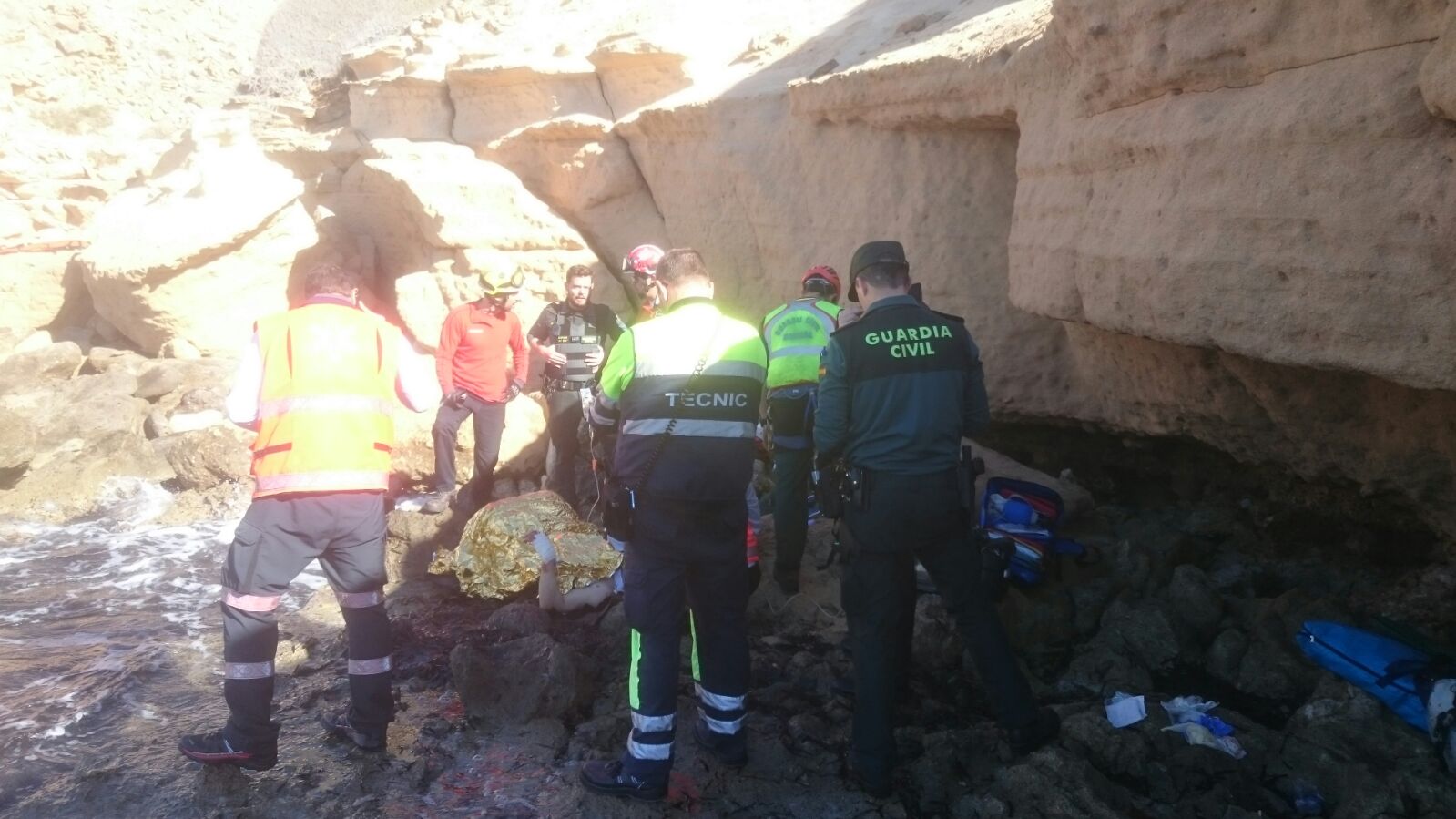 Evacuado grave en helicóptero un hombre de 62 años que cayó desde el acantilado de Puig d'en Ros Evacuado grave en helicóptero un hombre de 62 años que cayó desde el acantilado de Puig d'en Ros