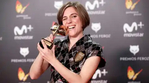 Carla Simón muerde su trofeo durante la gala de los Premios Feroz que acabó con la victoria de 'Verano 1993' Carla Simón