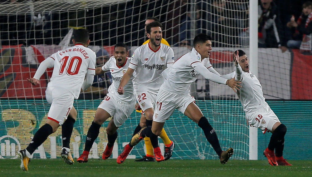 Los jugadores del Sevilla celebran uno de los goles en el Pizjuán