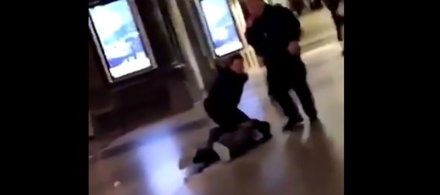 Un policía dispara a un hombre que intentó atacarle Un policía dispara a un hombre que intentó atacarle