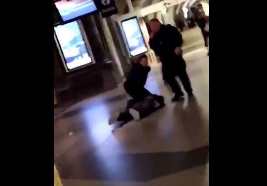 Un hombre herido grave por disparos de un policía al que intentó atacar con un cuchillo en la estación de Gante Un hombre herido grave por disparos de un policía al que intentó atacar con un cuchillo en la estación de Gante