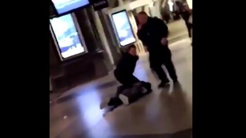 Un polic&iacute;a dispara a un hombre que intent&oacute; atacarle