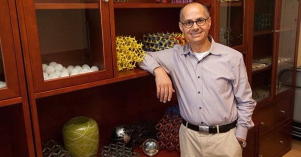 Premio BBVA al impulsor de los materiales capaces de atrapar agua de la atmósfera Premio BBVA al impulsor de los materiales capaces de atrapar agua de la atmósfera