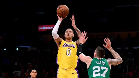 Kyle Kuzma encesta ante Theis Kyle Kuzma encesta ante Theis