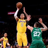 Kyle Kuzma encesta ante Theis Kyle Kuzma encesta ante Theis
