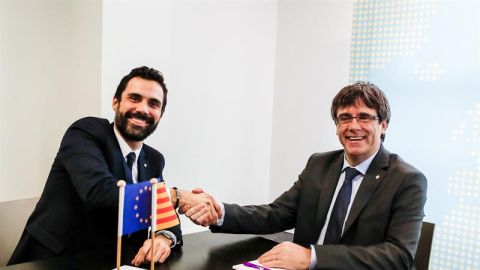 Roger Torrent saluda a Carles Puigdemont durante su reuni&oacute;n en Bruselas