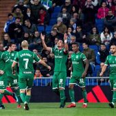 El Leganés celebra el gol de Gabriel en el Bernabéu