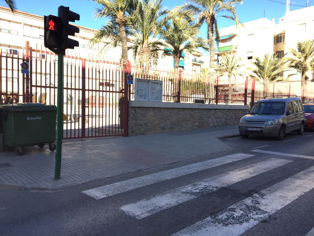 Ilicitanos por Elche pide ampliar la acera del acceso al colegio Jaume I Ilicitanos por Elche pide ampliar la acera del acceso al colegio Jaume I