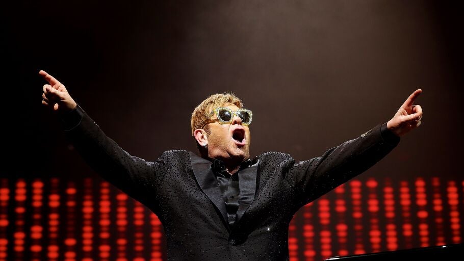 Elton John, en un momento de su actuaci&oacute;n.