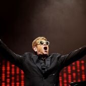 Elton John, en un momento de su actuación.