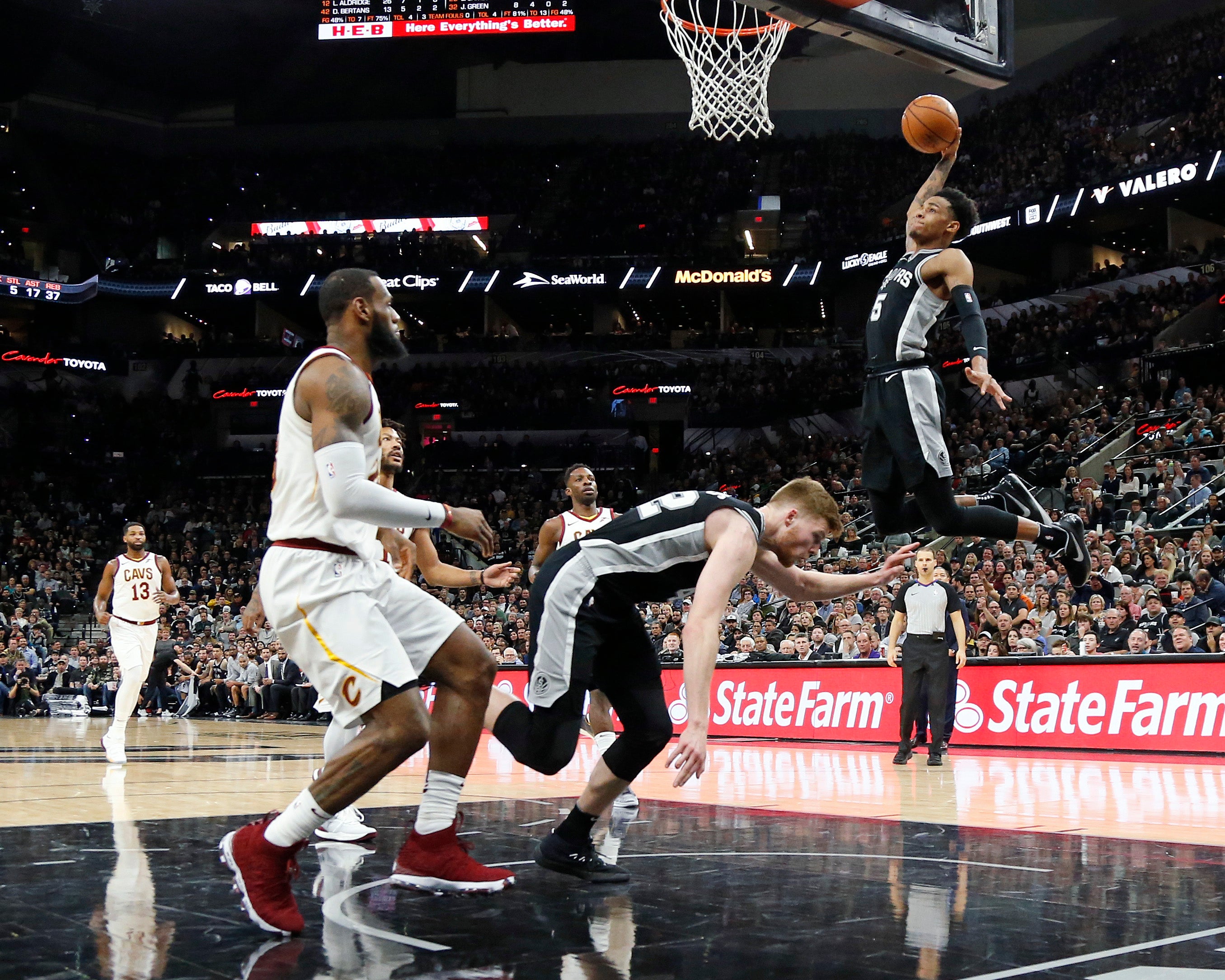 Los nuevos talentos de los Spurs amargan a LeBron su histórica marca de 30.000 puntos Los nuevos talentos de los Spurs amargan a LeBron su histórica marca de 30.000 puntos