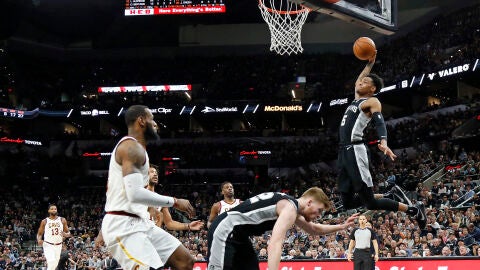  Dejounte Murray machaca la canasta ante la presencia de LeBron James