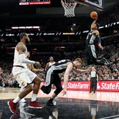 Dejounte Murray machaca la canasta ante la presencia de LeBron James Dejounte Murray machaca la canasta ante la presencia de LeBron James