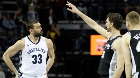 Pau Gasol frente a su hermano Marc en el FedExForum de Memphis